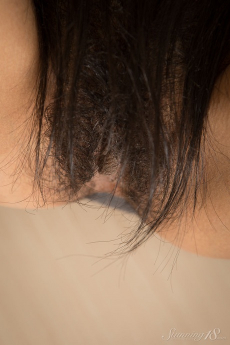 Длинноногая 18-летняя Резза играет со своей волосатой муфтой после раздевания 14