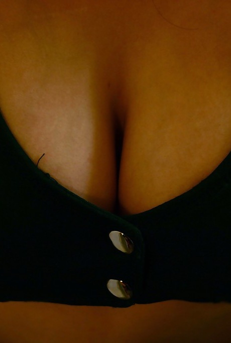 Молоденькая красотка в очках Энджел Джей дрочит сиськи старику 1