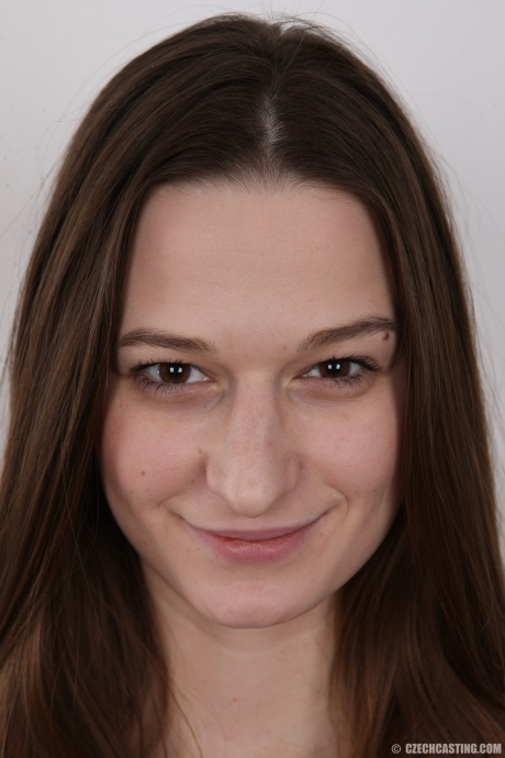 Длинноволосая девушка снимает с себя всю одежду, чтобы позировать в обнаженном виде 1