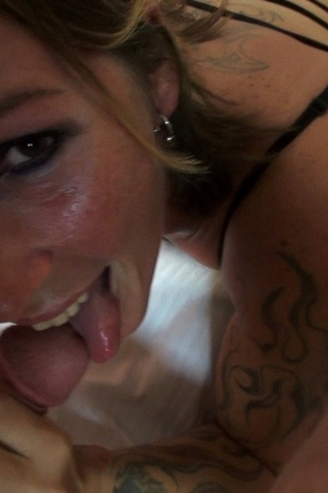 Татуированная любительница получает камшот на лицо после двойного проникновения 7