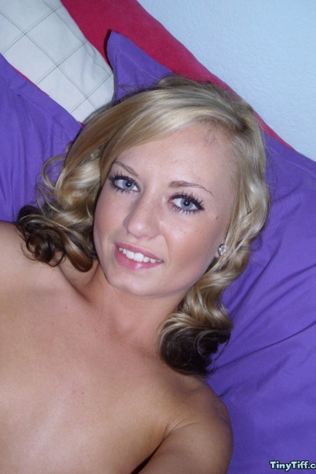 Грязная блондинка-любительница Крошечной размолвки делает селфи своей влажной киски 14