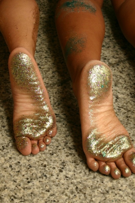 Латиноамериканские лесбиянки Миранда Мирелли и Поллиана позируют обнаженными, покрытые блестками 13