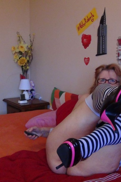 Бабуля Эбби Робертс показывает свои сиськи и киску на кровати в полосатых носках OTK 2