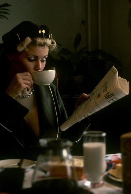 Белокурая секретарша из семидесятых соблазняет своего босса на секс в офисе 1