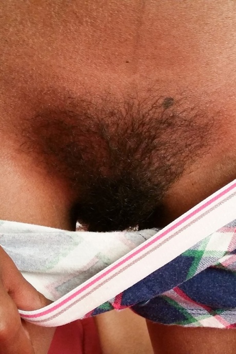 Худенькая чернокожая цыпочка Чийоки ласкает свой кустик во время премьеры обнаженной модели 9