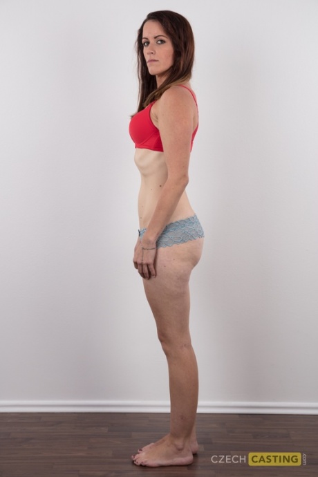 Чешская мать снимает красное платье и нижнее белье, чтобы дебютировать в обнаженном виде 7
