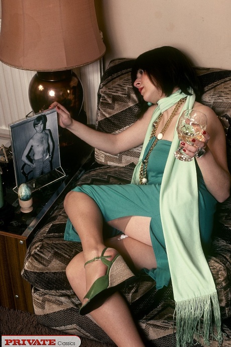 Горячая винтажная цыпочка с мохнатой пиздой наслаждается своими игрушками и твердым членом по максимуму 1