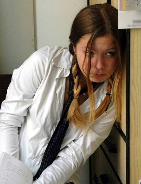 Едва закончившая школу студентка обнажает свое хлопчатобумажное нижнее белье во время просмотра порнографии 6