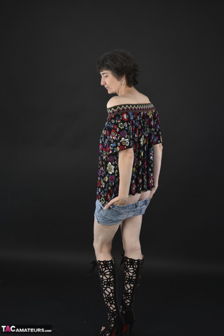 Горячая мамаша-любительница постарше обнажает отвисшие сиськи перед тем, как крупным планом показать свою киску 4