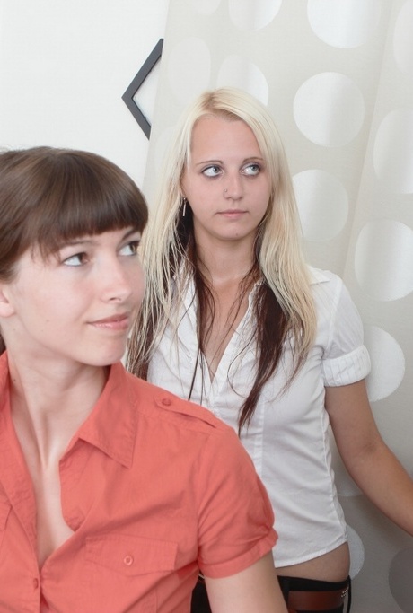 Зрелый репетитор принуждает младших девочек к лесбийскому сексу втроем 3