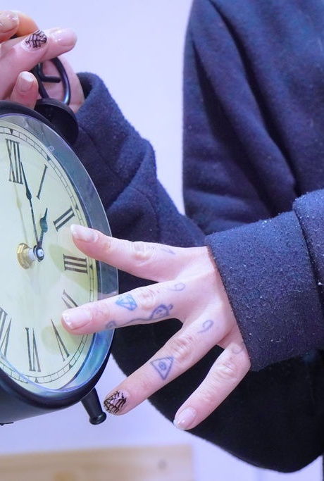 Сексуальная блондинка студентка колледжа Лючия попала в беду Из-за многочисленных татуировок и пирсинга 1