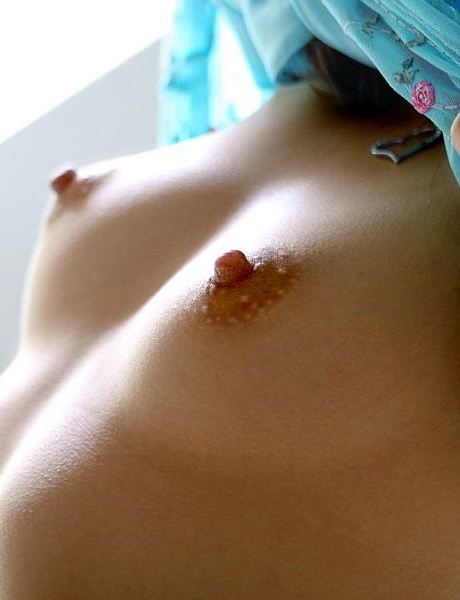 Симпатичная японская молоденькая Рэйка Шиина сверкает хлопчатобумажными трусиками с твердыми как камень сосками 14