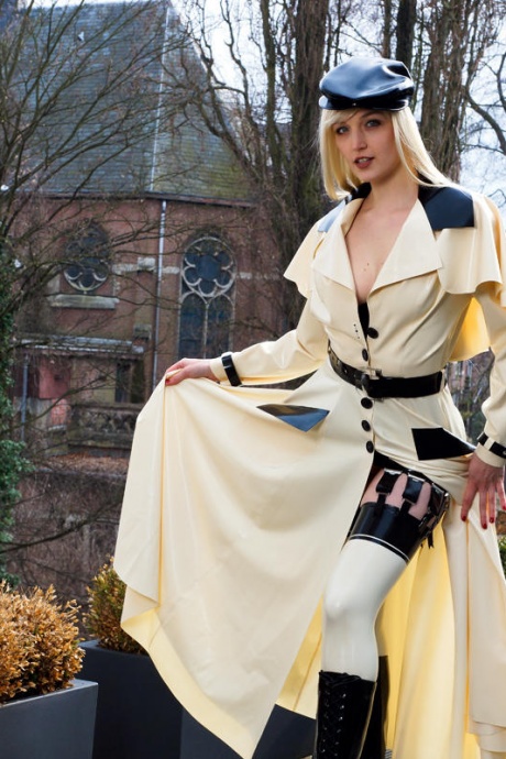 Горячая блондинка сверкает латексными подвязками, моделируя на открытом воздухе в резиновом наряде 11