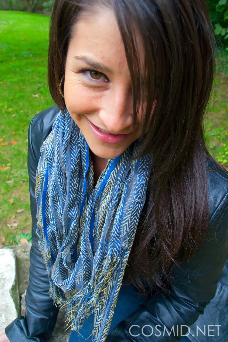 Любительская красотка Кристин раздевается на заднем сиденье своей машины, чтобы показать сиськи 3