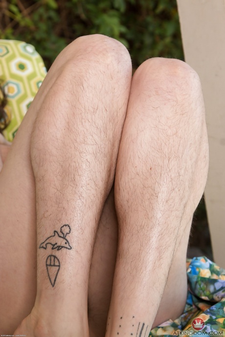 Босоногая волосатая соло-модель Стейси Стакс сверкает волосатой вагиной снаружи