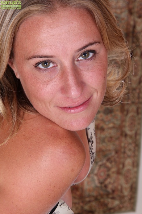 Более 30 милф Скай позируют обнаженными для этой самодельной любительской съемки