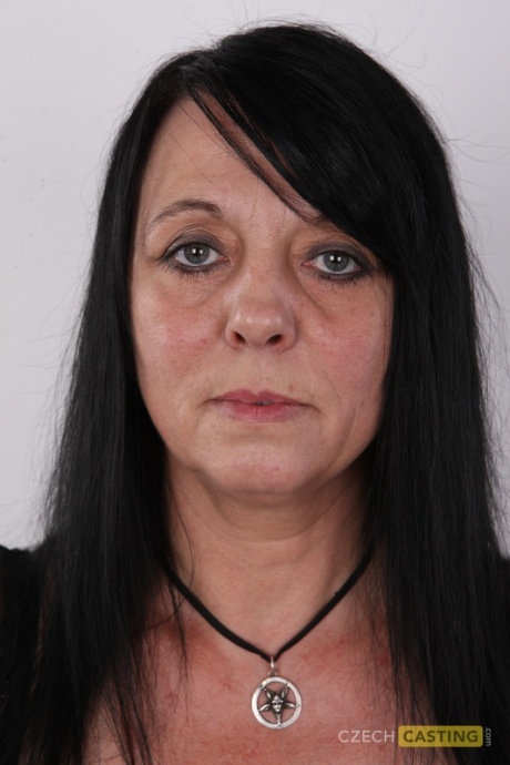 Пожилая брюнетка Ева снимает с себя одежду и ботинки, чтобы полностью раздеться