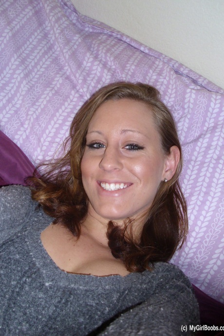 Грудастая любительница Лиззи делает селфи своих сисек и попки в зеркале