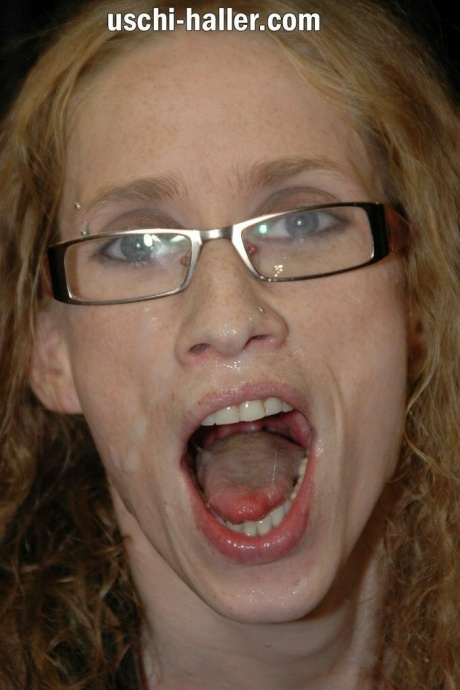 Гибкая женщина подвергается групповухе в очках