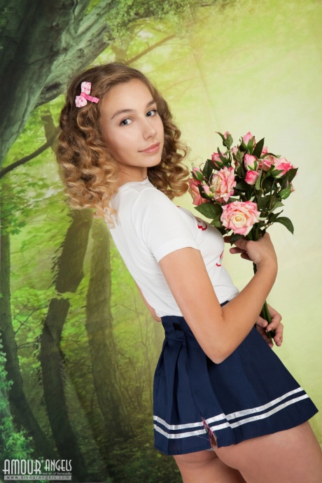 Великолепная школьница-любительница Абриана показывает свое чудесное загорелое тело