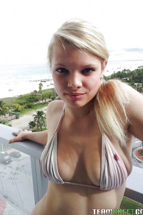 Лисичка-любительница в бикини обнажает свои большие груди и приспускает трусики