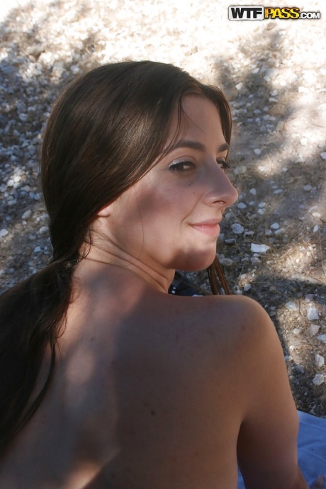 Любительское домашнее порно действие включает в себя жесткий трах горячей красотки на открытом воздухе