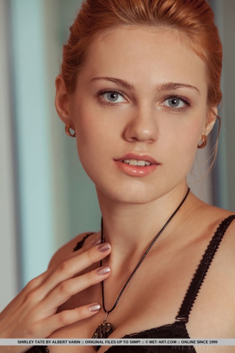 Евро-подросток Ширли Тейт снимает черное белье, чтобы продемонстрировать свою голую киску