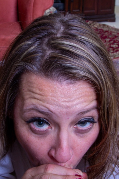 Пожилая любительница вставляет в свою бритую киску насадку для жарки индейки, полную спермы