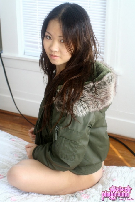 Азиатская любительница Грейс снимает зимнее пальто, чтобы продемонстрировать стринги во время акции SFW