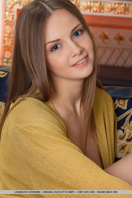 Сладкая молоденькая Лианиса с маленькими сиськами и голой попкой показывает крупным планом лысую киску