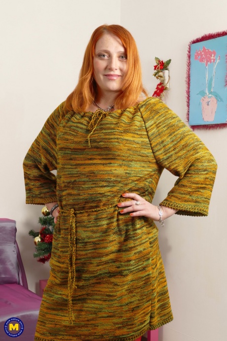 Толстая рыжеволосая домохозяйка удовлетворяет свою рыжую киску секс игрушкой на диване