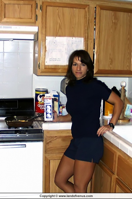 Женщина-бодибилдер Венера разминает свое крепкое тело в своей ванной