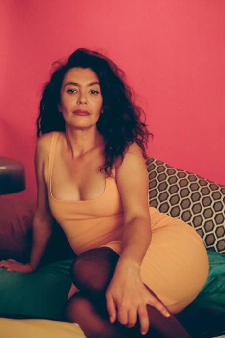 Группа похотливых самок из 70-х ублажает своих бойфрендов