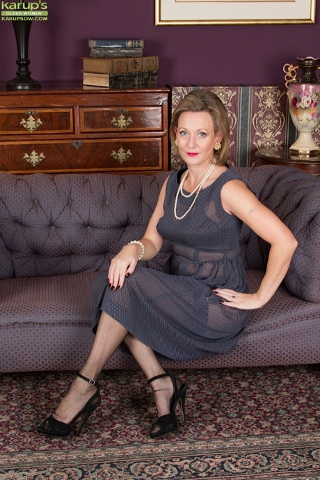 Красотка постарше Хантингдон Смит обнажает красивую попку под платьем