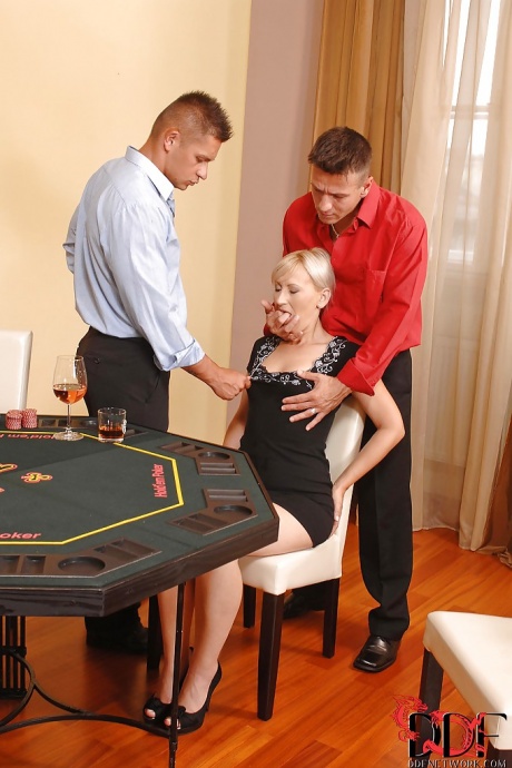 Зрелая Саманта Уайт делает минет двум парням, зависимым от БДСМ