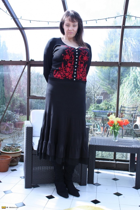 Горячая зрелая жена сбрасывает длинную юбку, чтобы позировать в сапогах со свисающими отвисшими сиськами