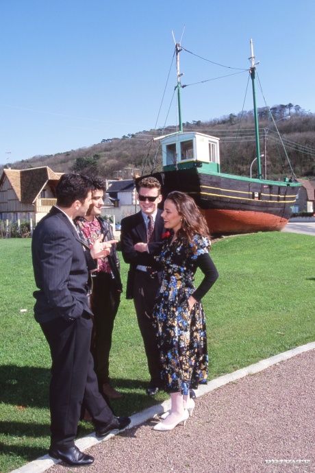 Брюнетка слизывает сперму с красных губ в конце групповухи