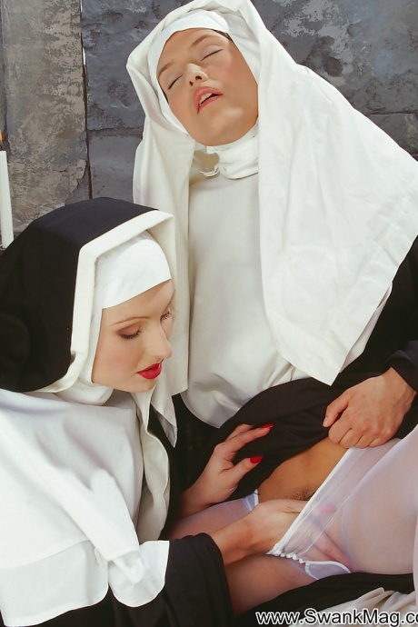 Дымящиеся горячие монахини раздевают друг друга и развлекаются по-лесбийски