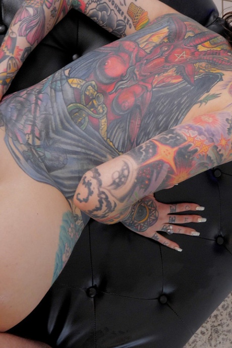 Татуированная девушка Рокки Эмерсон занимается сексом от первого лица с длинным членом