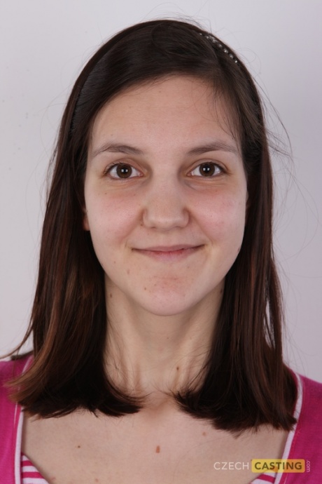 Девушка-любитель Микаэла полностью раздевается перед съемкой крупным планом влагалища