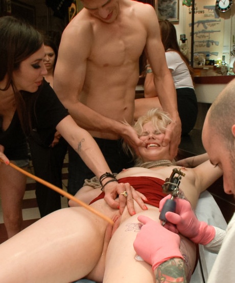 Симпатичная блондинка Элис Фрост подвергается групповухе в общественном месте