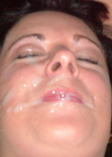 Белые шлюшки Juicyjo и ее девушка получают сперму на лица во время группового секса