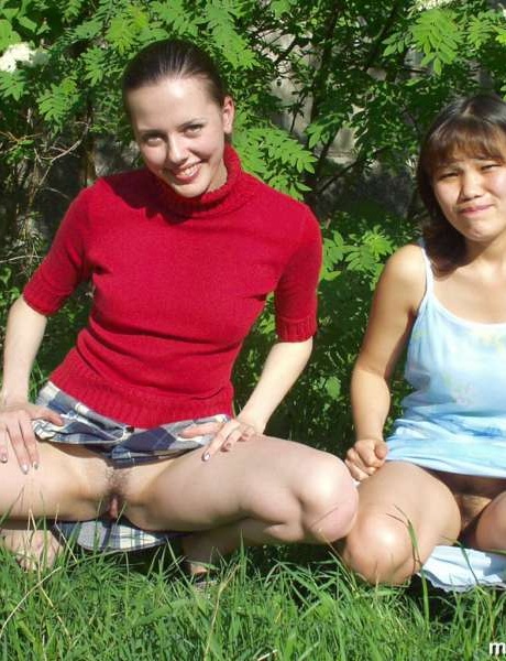 Любительницы лесбиянок демонстрируют свои сиськи и задницы в парке, прежде чем лизать киски