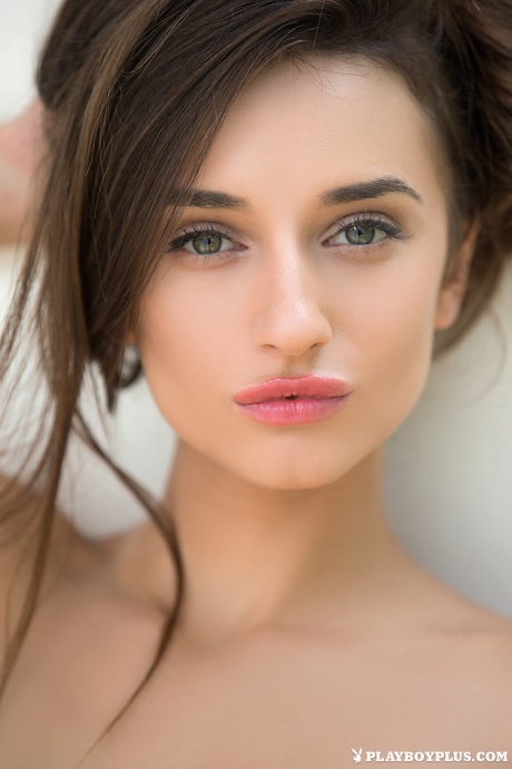 Соло-девушка Глория Сол демонстрирует свое приятное личико, позируя обнаженной для Playboy