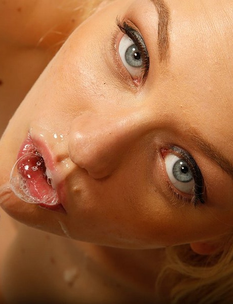 Блондинка-ботаничка Элли Рей снимает очки перед тем, как выплюнуть сперму после секса от первого лица