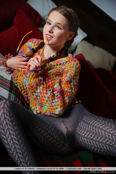 Молодая девушка Лора Лит раздевается догола, ее волосы заплетены в косички