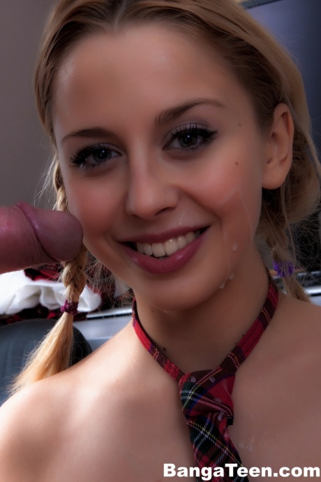 Молодая русская девушка кончает открытым ртом после траха большим членом