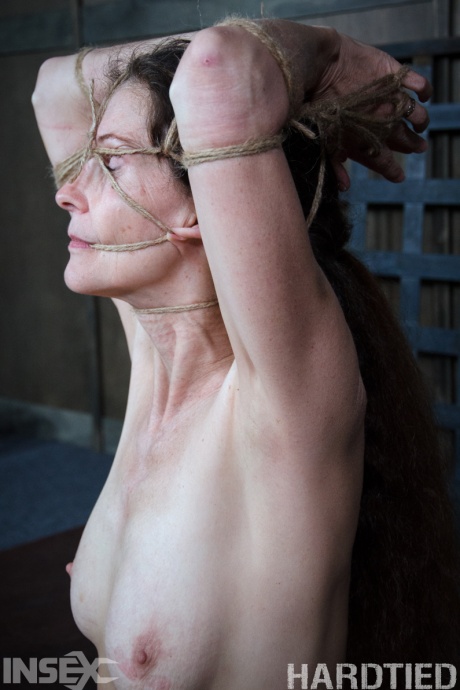 Зрелая шлюха Пейнтбой Эмма в конце концов издает леденящий кровь крик