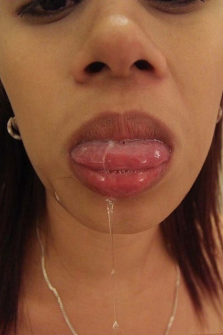 Миниатюрная азиатка Лу выталкивает сперму из своего рта во время действия от первого лица